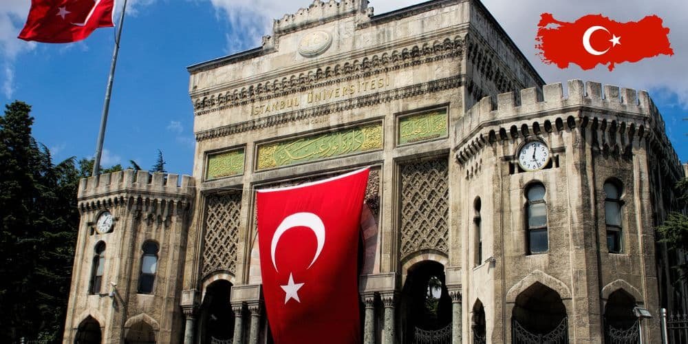 واجهة جامعة إسطنبول التاريخية مع العلم التركي - شروط دراسة الماجستير في تركيا