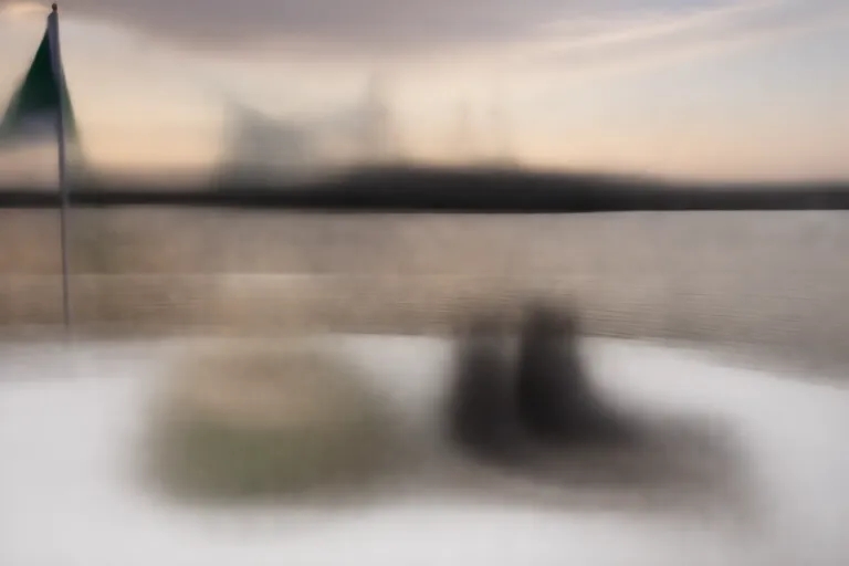 صورة للضباط والأفراد في القوات البحرية الملكية السعودية على قاعدة بحرية، تظهر السفن والمعدات والرتب المختلفة.