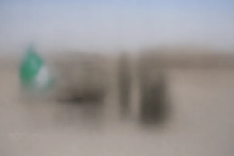 "رواتب القوات البرية الملكية السعودية: جنود القوات البرية السعودية واقفون في تشكيل عسكري خارج قاعدة عسكرية"