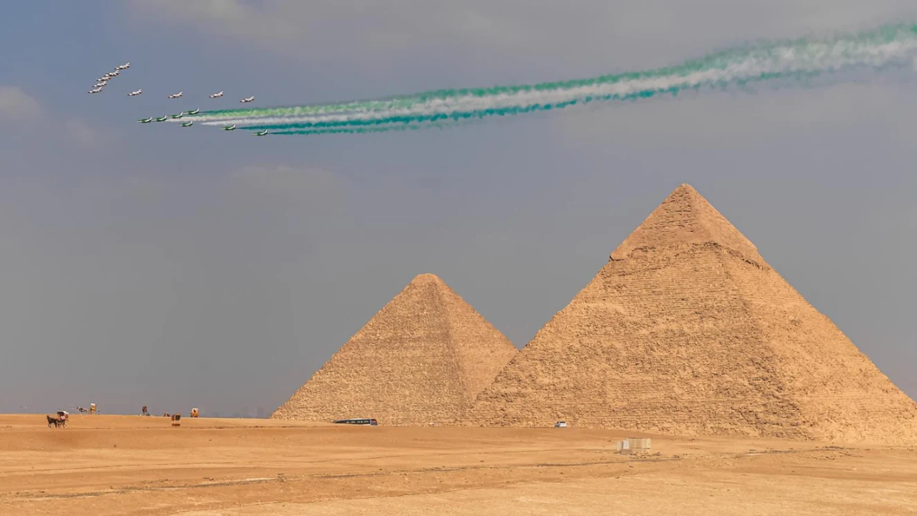 فريق الصقور السعودية التابع للقوات الجوية الملكية السعودية يحلق بتشكيل جماعي فوق أهرامات الجيزة