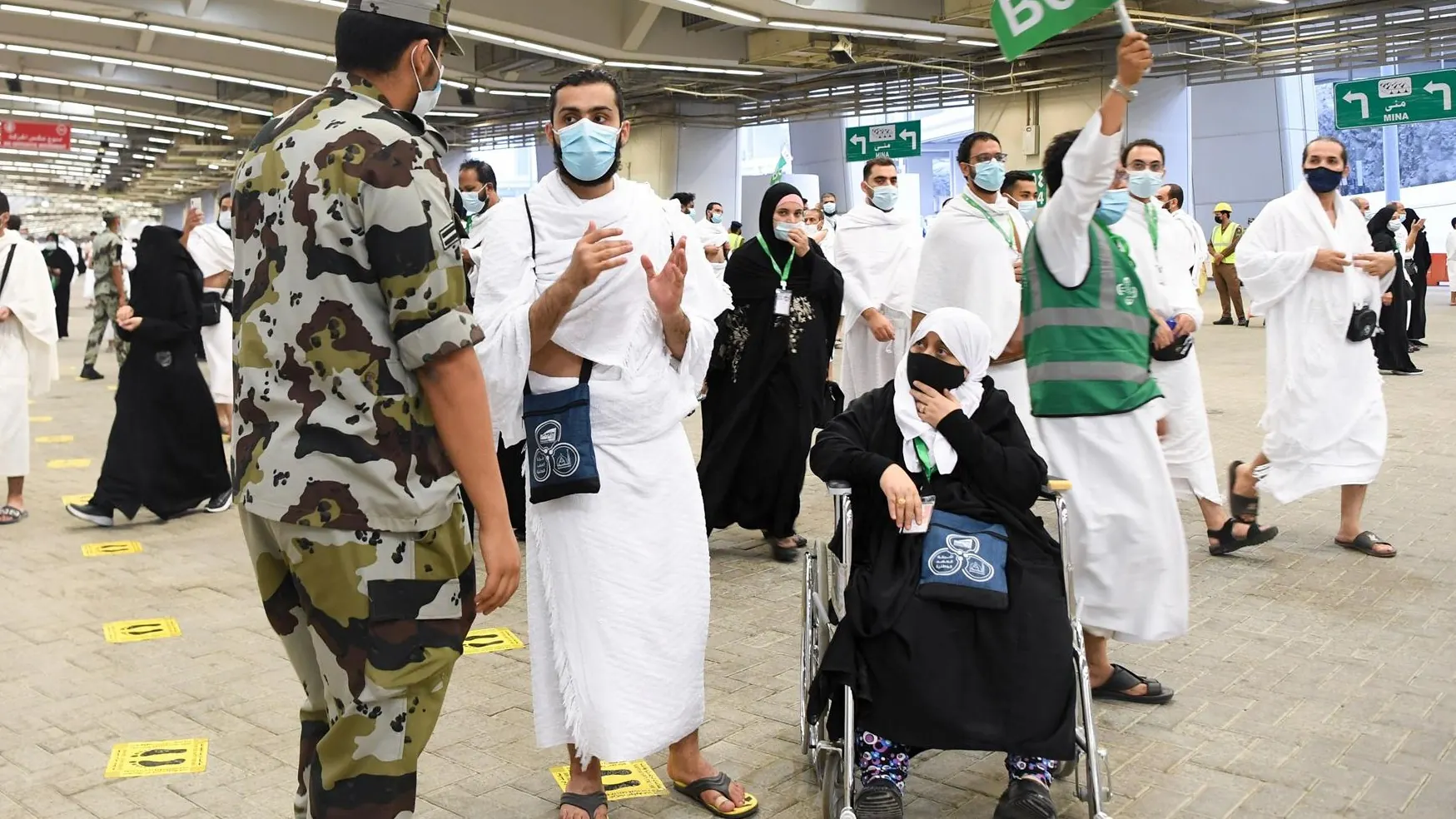 فرد من قوات الطوارئ الخاصة السعودية أثناء تنظيم حركة الحجاج ضمن مقال رواتب قوات الطوارئ الخاصة